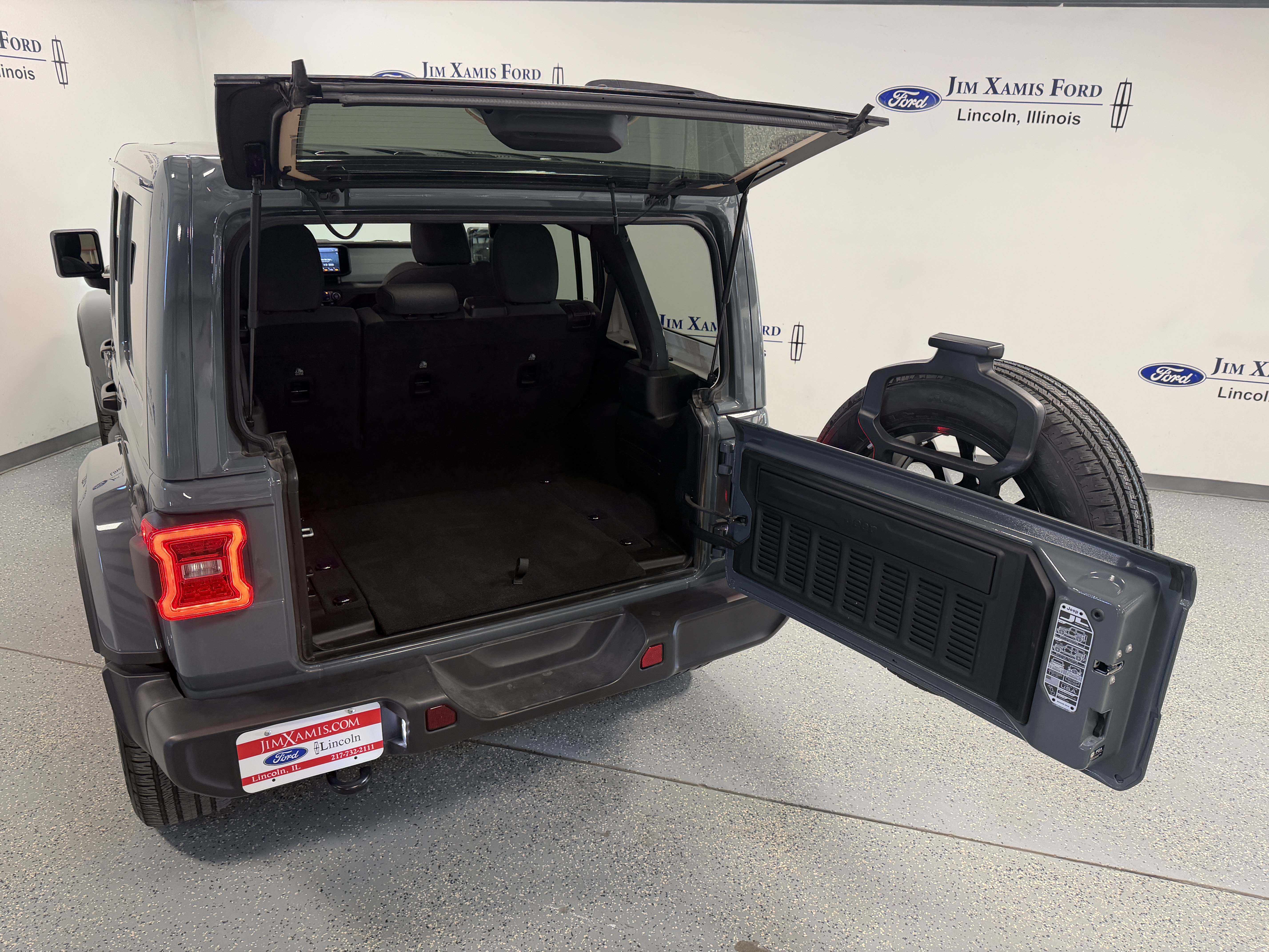 Used 2025 Jeep Wrangler Unlimited Sahara AWD/4WD image 22