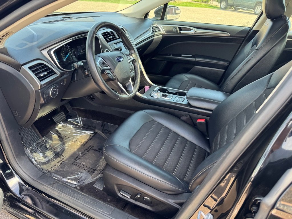 Used 2017 Ford Fusion SE w/ Equipment Group 601A image 21