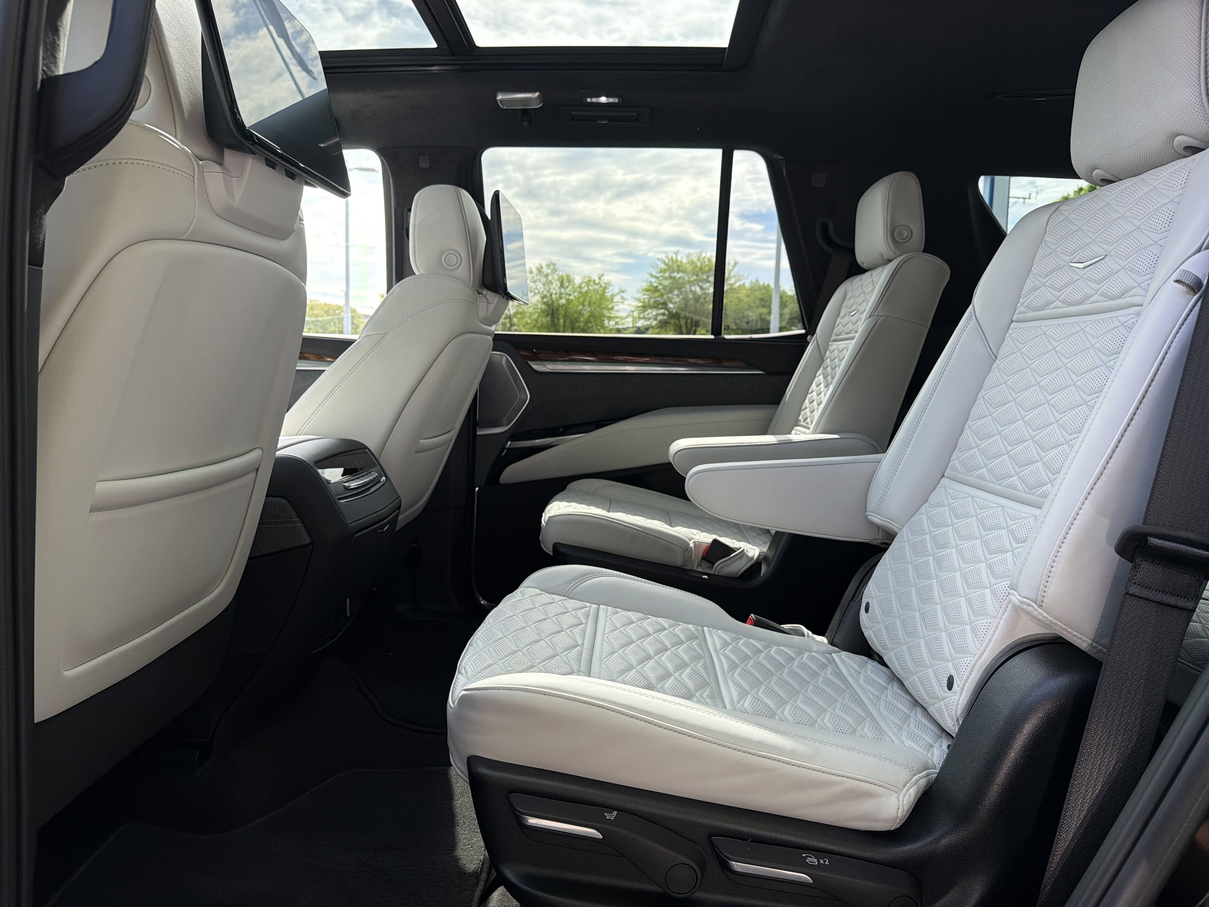 Used 2025 Cadillac Escalade Premium Luxury Platinum image 32