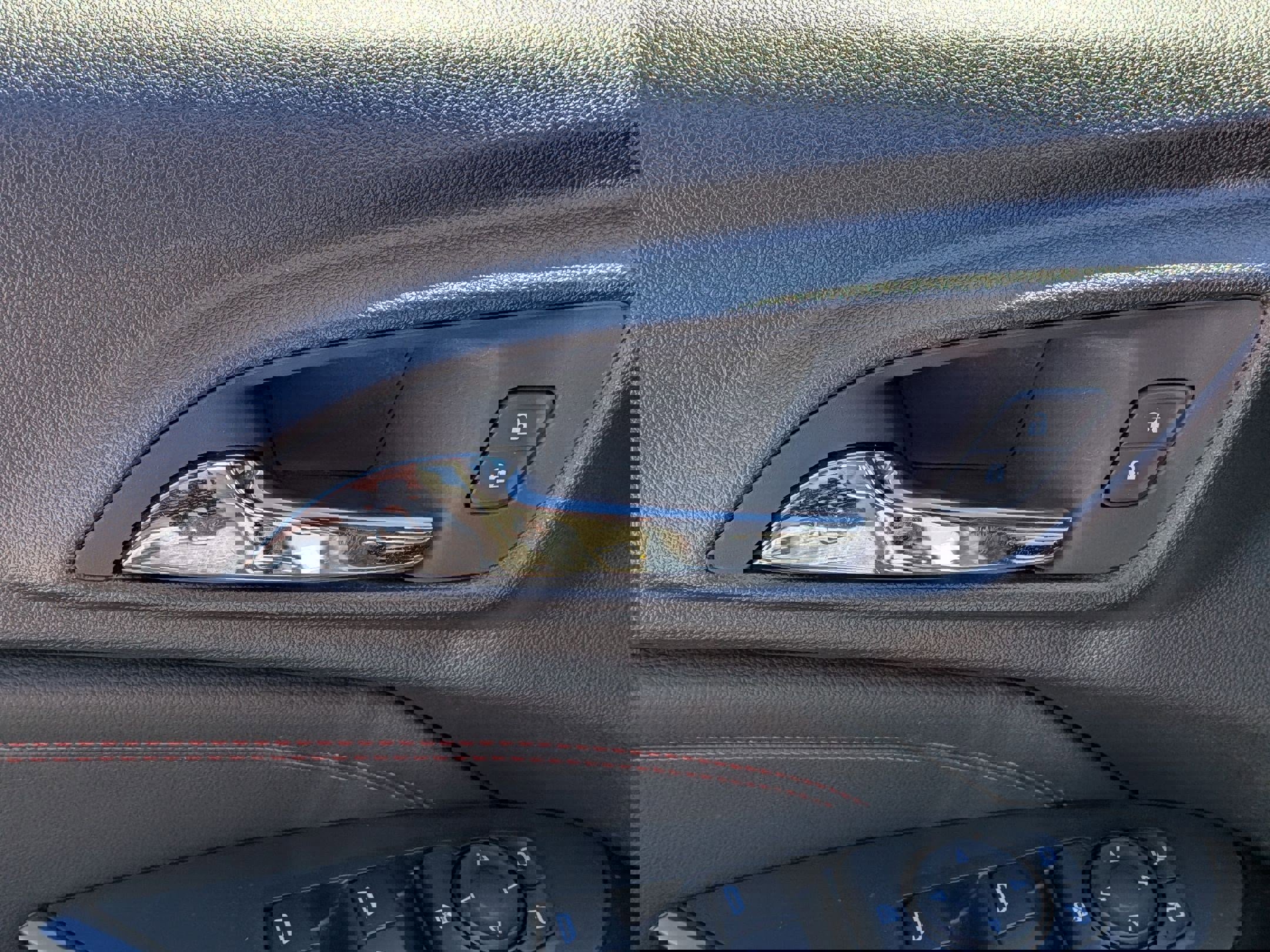 Used 2024 Chevrolet Trax RS w/ Sunroof Package image 12