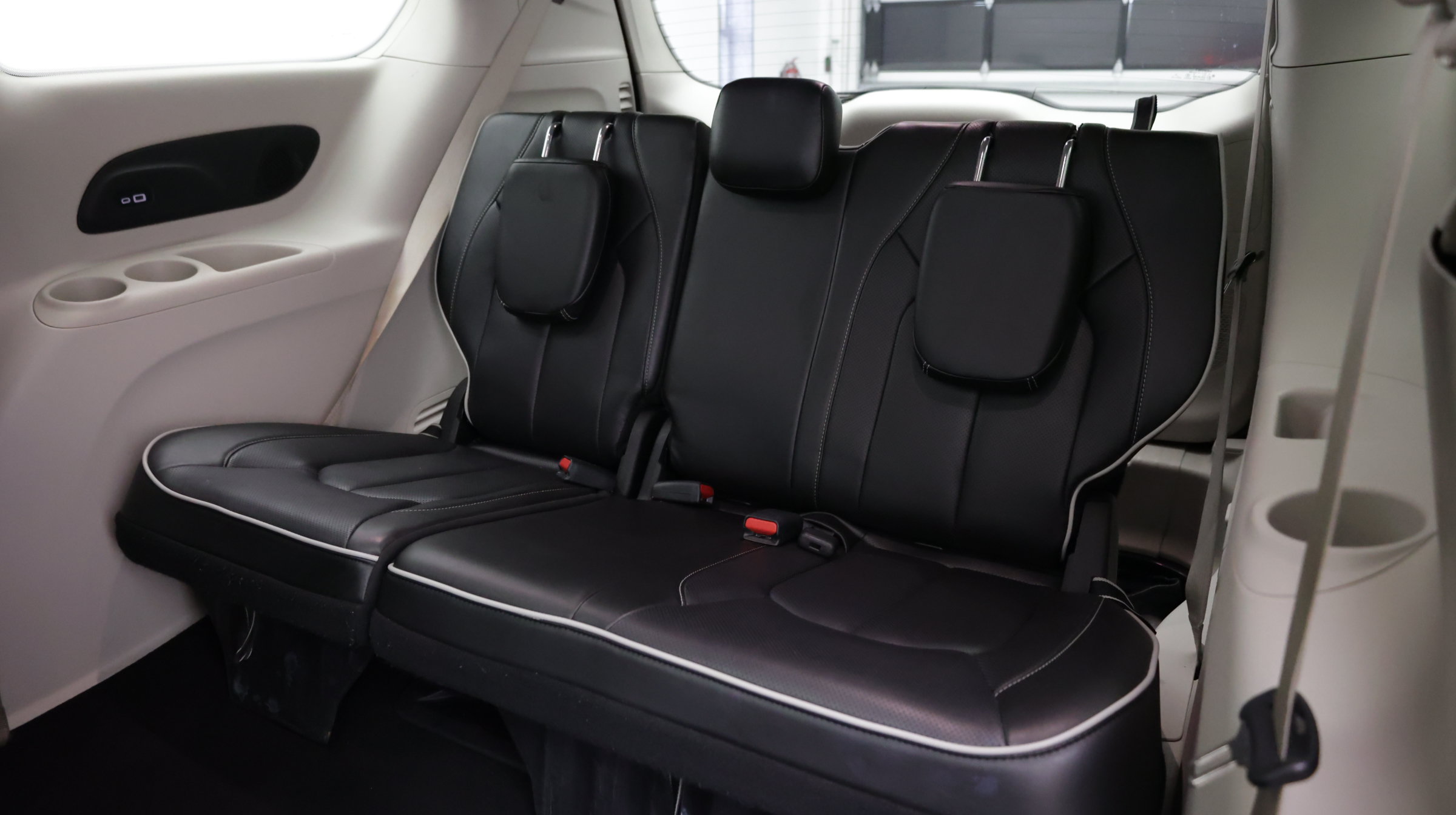 Used 2023 Chrysler Pacifica Limited FWD image 29