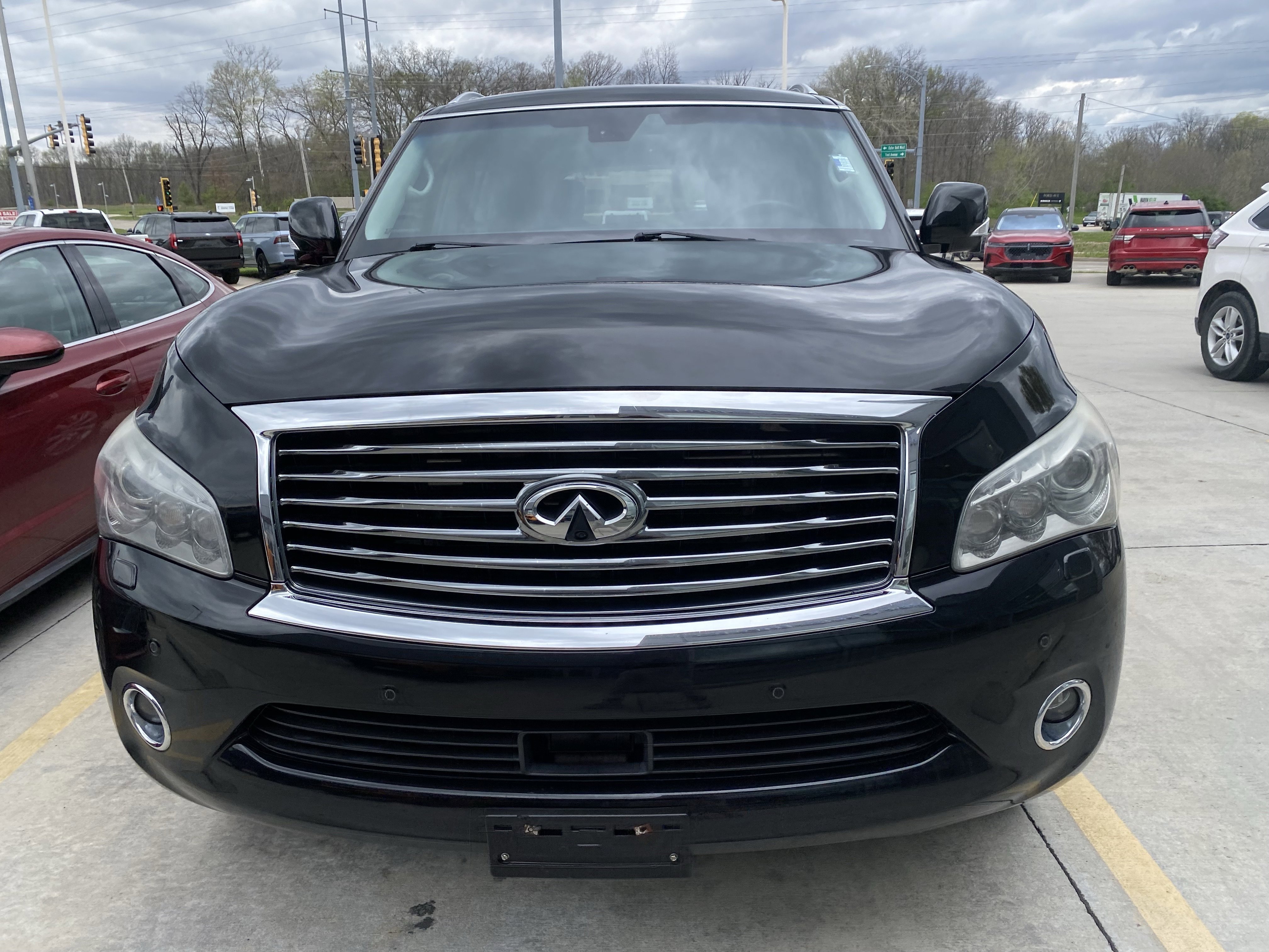 Used 2013 INFINITI QX56 4WD w/ Deluxe Touring Pkg image 2