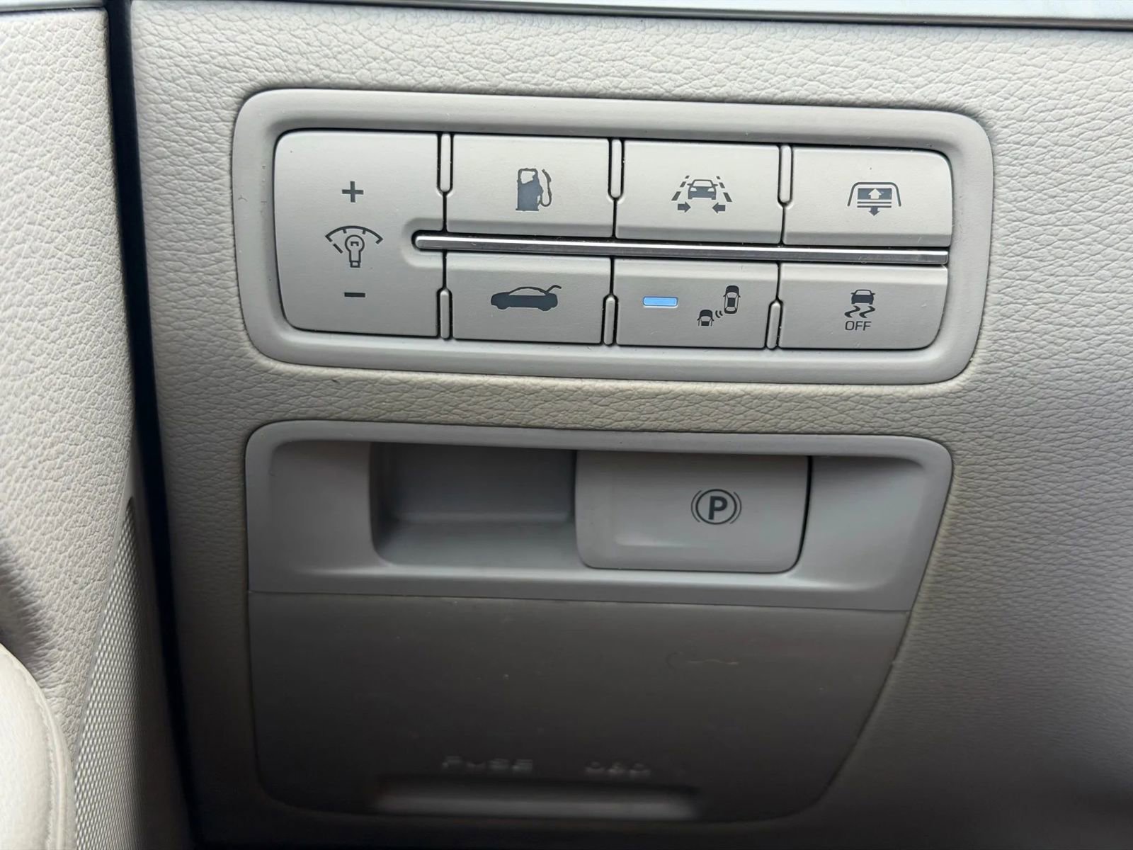Used 2015 Hyundai Genesis 5.0 image 33