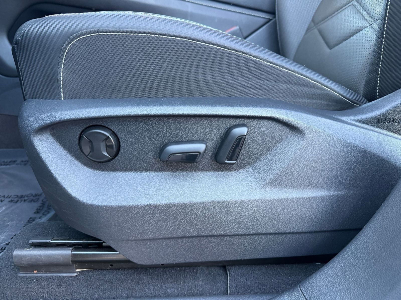 Used 2025 Volkswagen Atlas Cross Sport SE FWD image 22