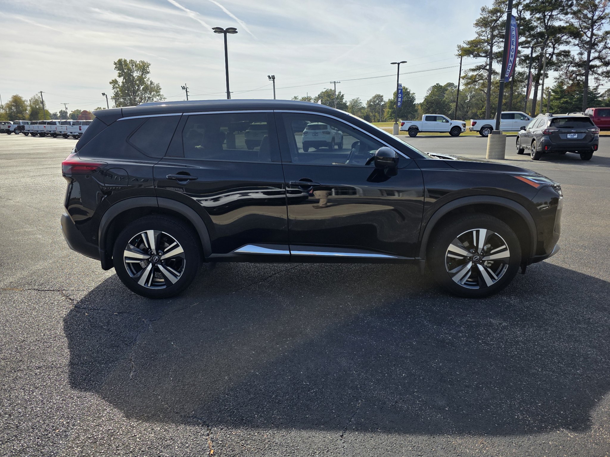 Used 2023 Nissan Rogue Platinum FWD image 5