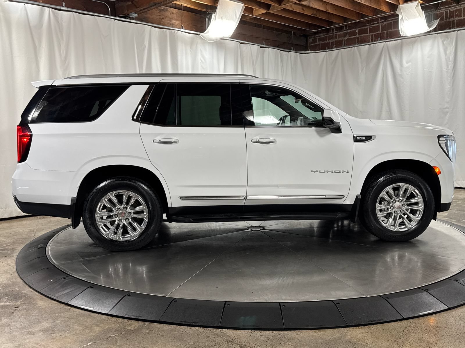Used 2023 GMC Yukon SLT w/ SLT Premium Package AWD/4WD image 6