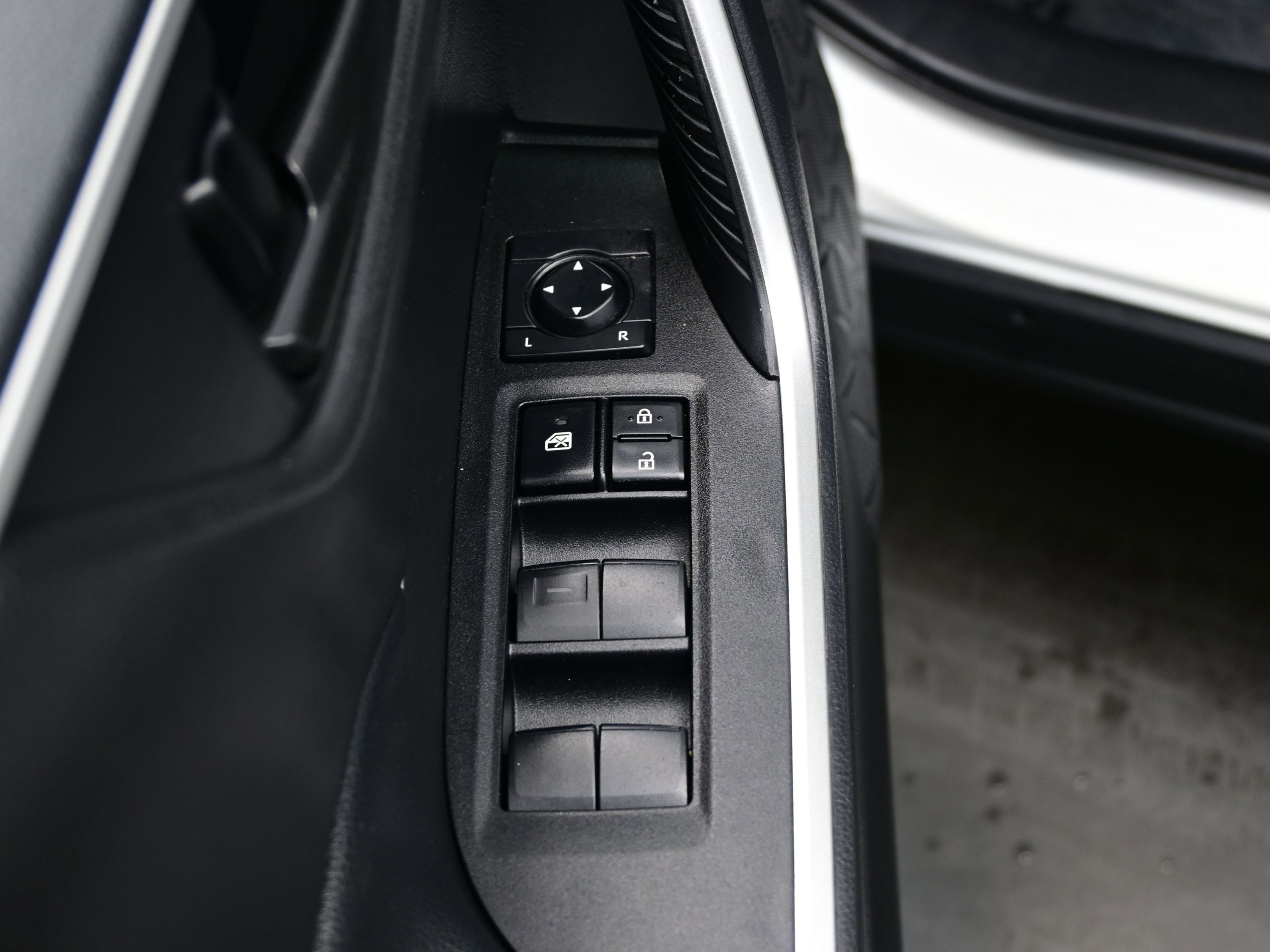 Used 2021 Toyota RAV4 LE AWD/4WD image 10