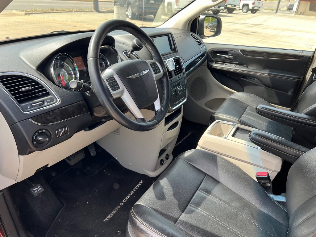 Used 2015 Chrysler Town & Country Touring w/ Mopar Premium Addition Group image 15