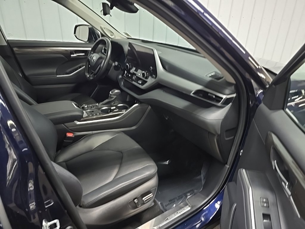 Used 2024 Toyota Highlander Platinum AWD/4WD image 16