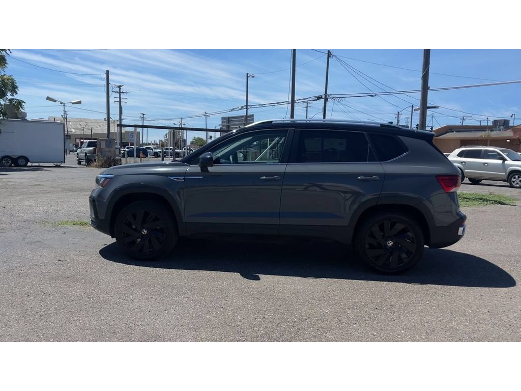 Used 2024 Volkswagen Taos SE w/ Panoramic Sunroof Package AWD/4WD image 8