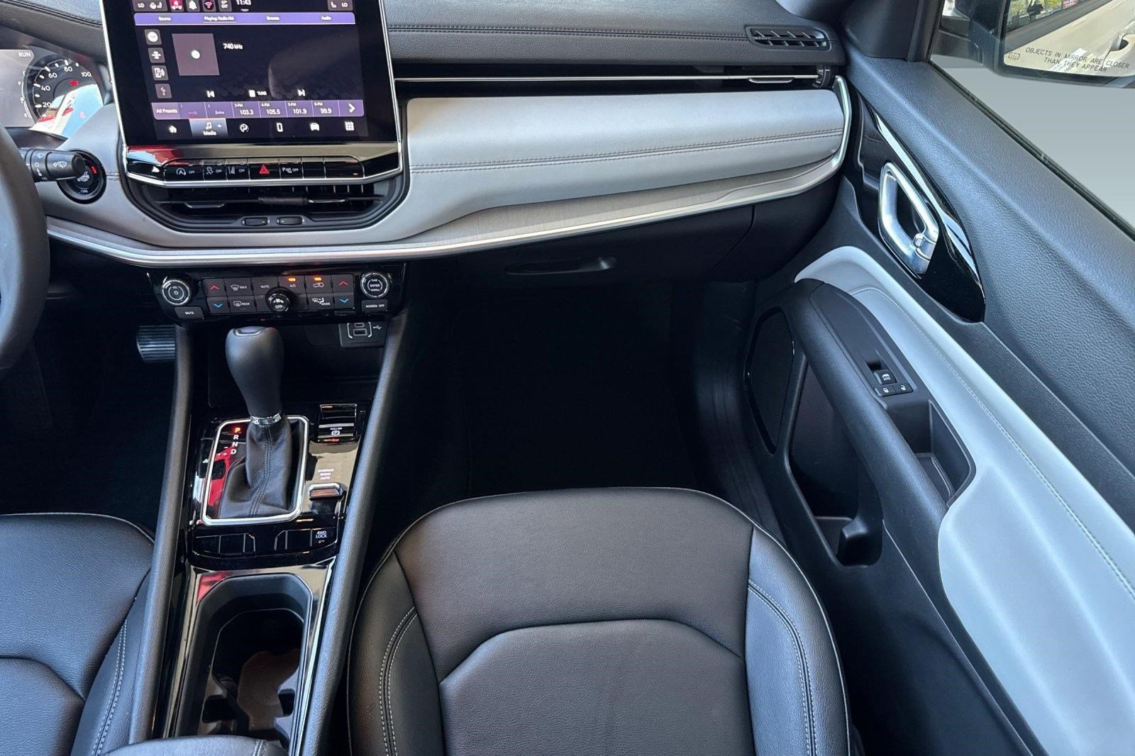 Used 2025 Jeep Compass Limited image 29