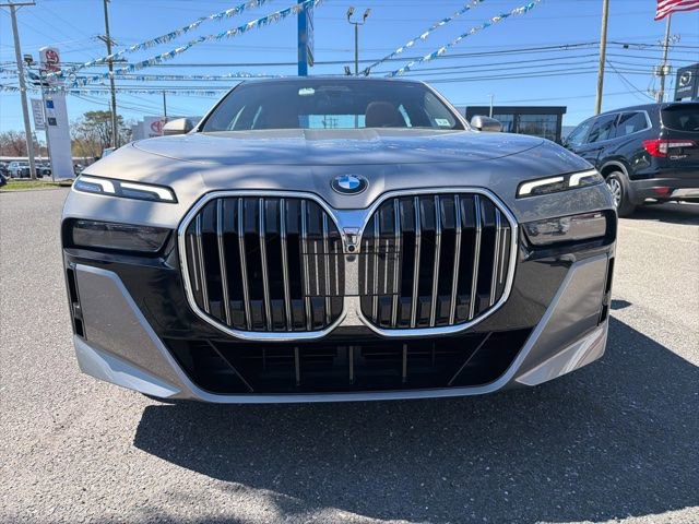 Used 2023 BMW 740i image 2