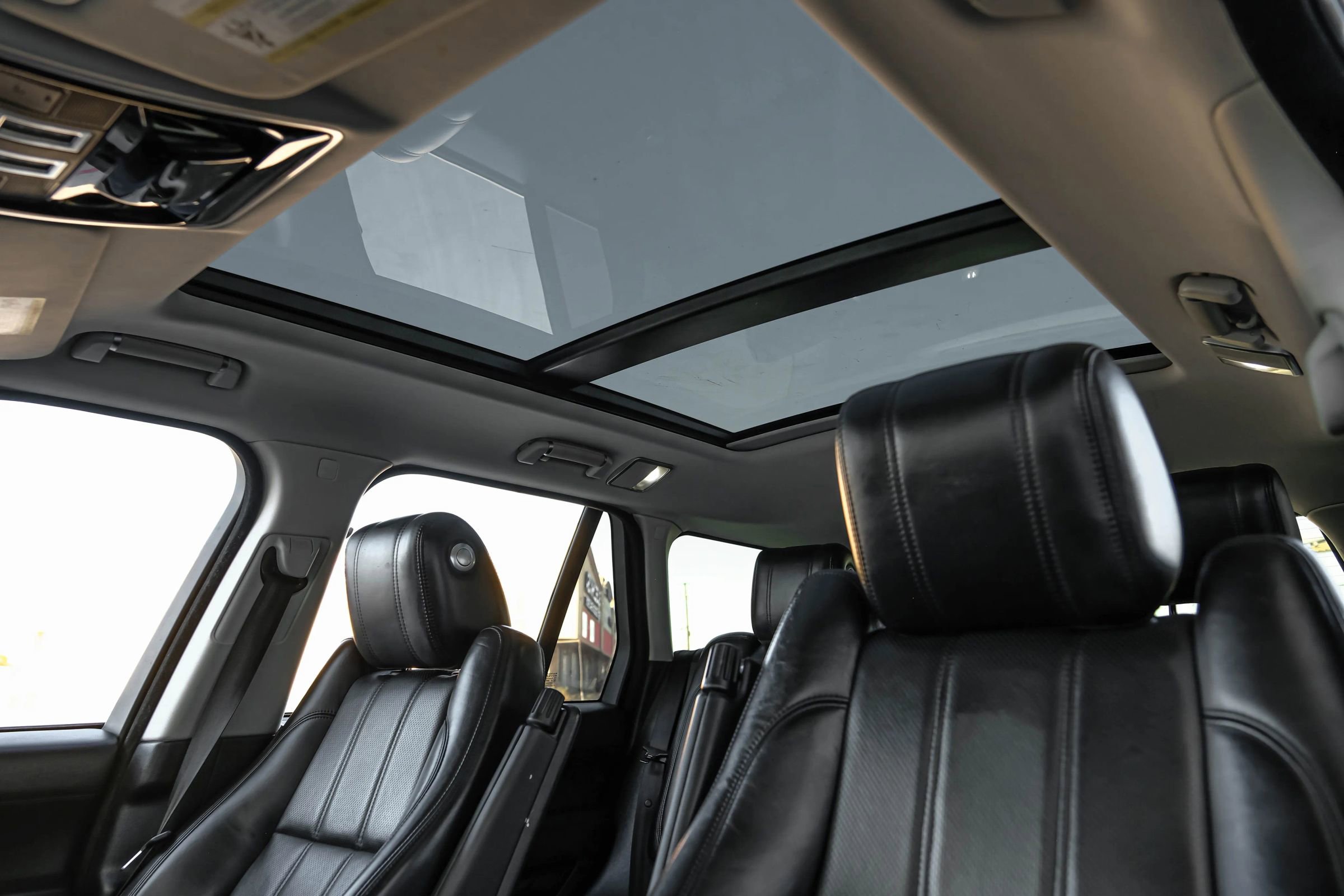 Used 2017 Land Rover Range Rover HSE image 5