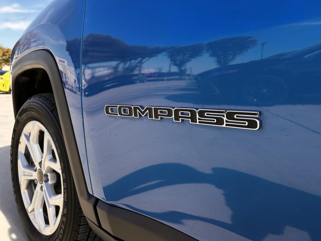 Used 2025 Jeep Compass Latitude AWD/4WD image 11