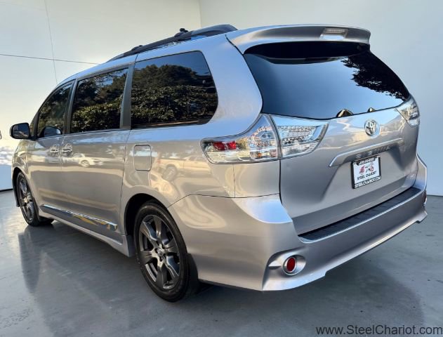 Used 2017 Toyota Sienna SE w/ Protection Package image 4
