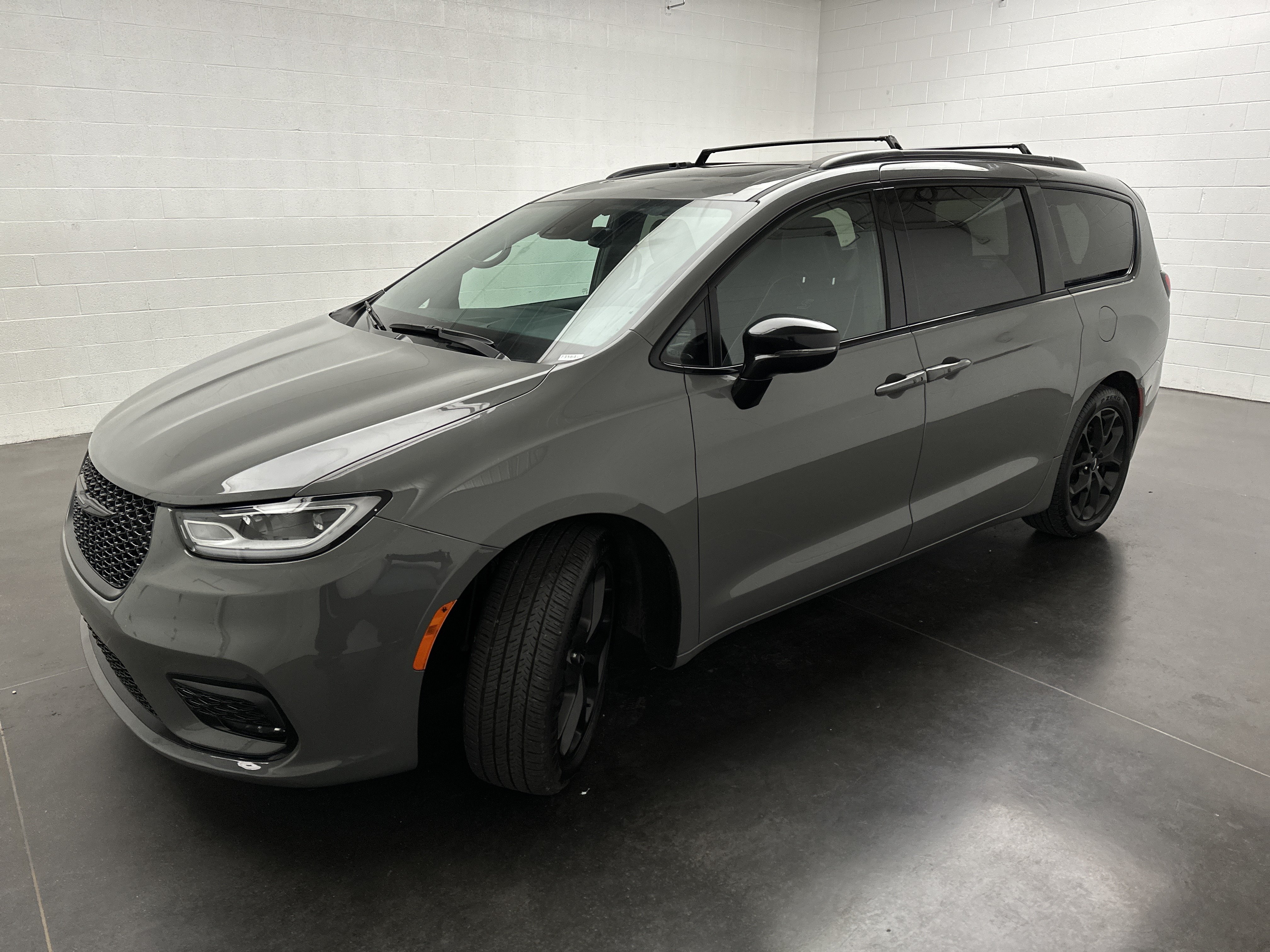 Used 2025 Chrysler Pacifica Limited FWD image 4
