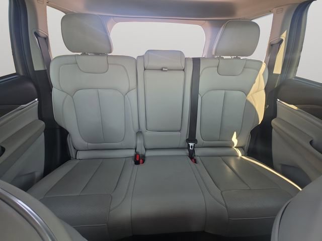 Used 2022 Jeep Grand Cherokee Overland w/ Luxury Tech Group IV image 17