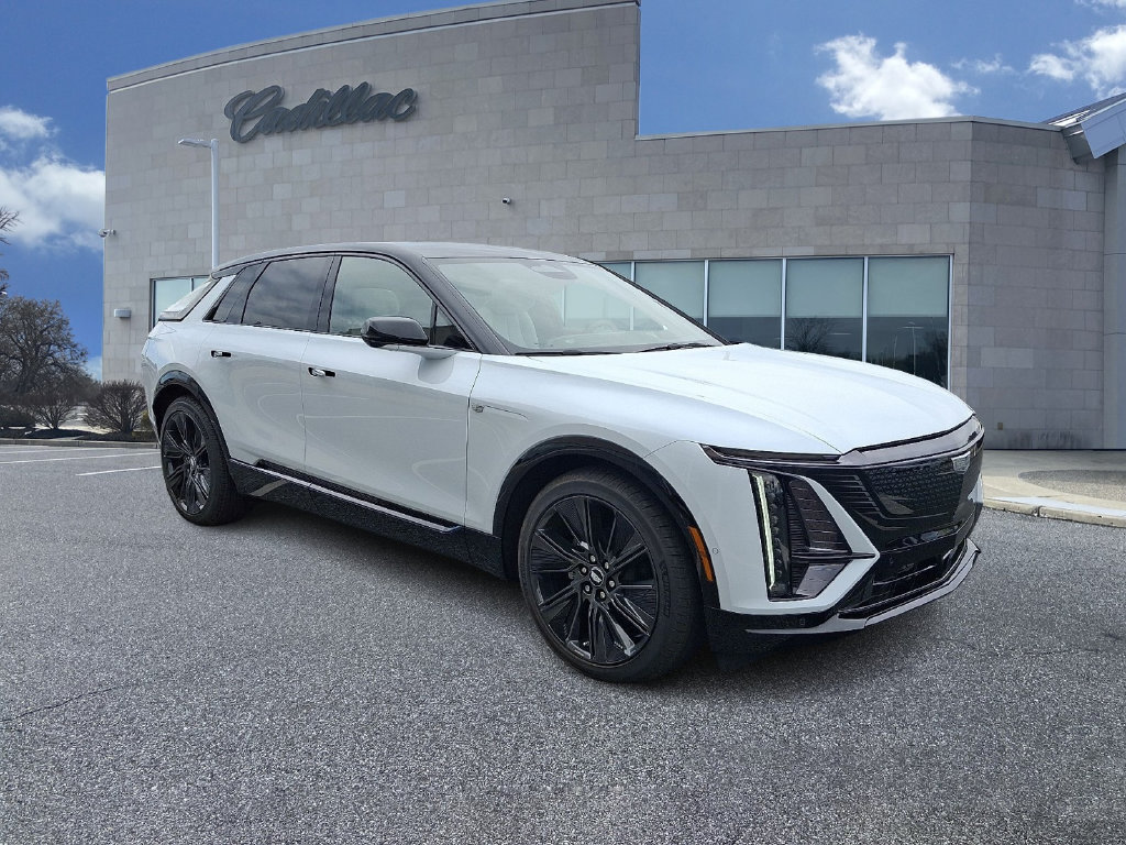 New 2027 Cadillac Lyriq Signature Sport w/ LPO, Floor Liner Package AWD/4WD image 2