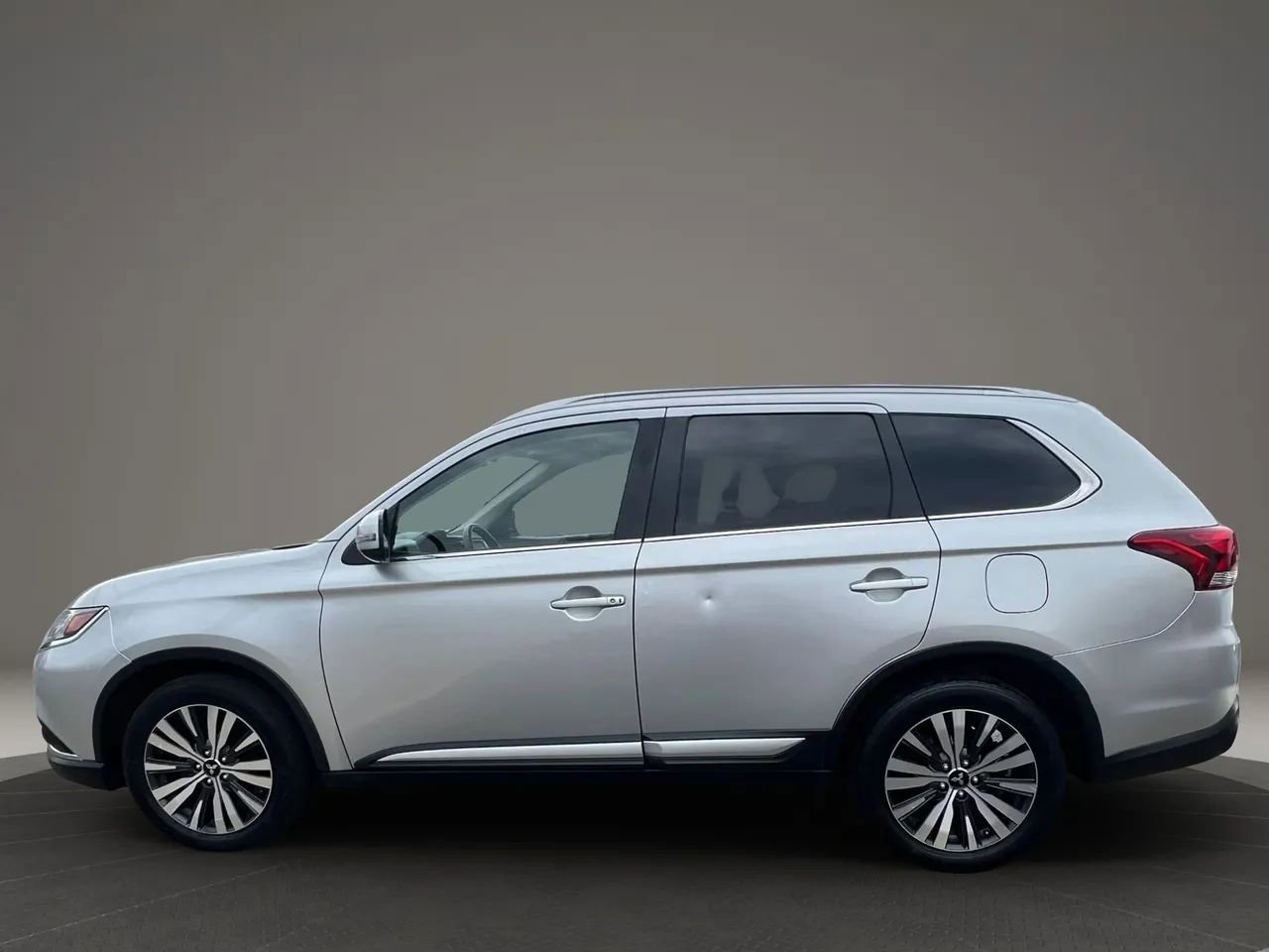 Used 2019 Mitsubishi Outlander SEL image 8