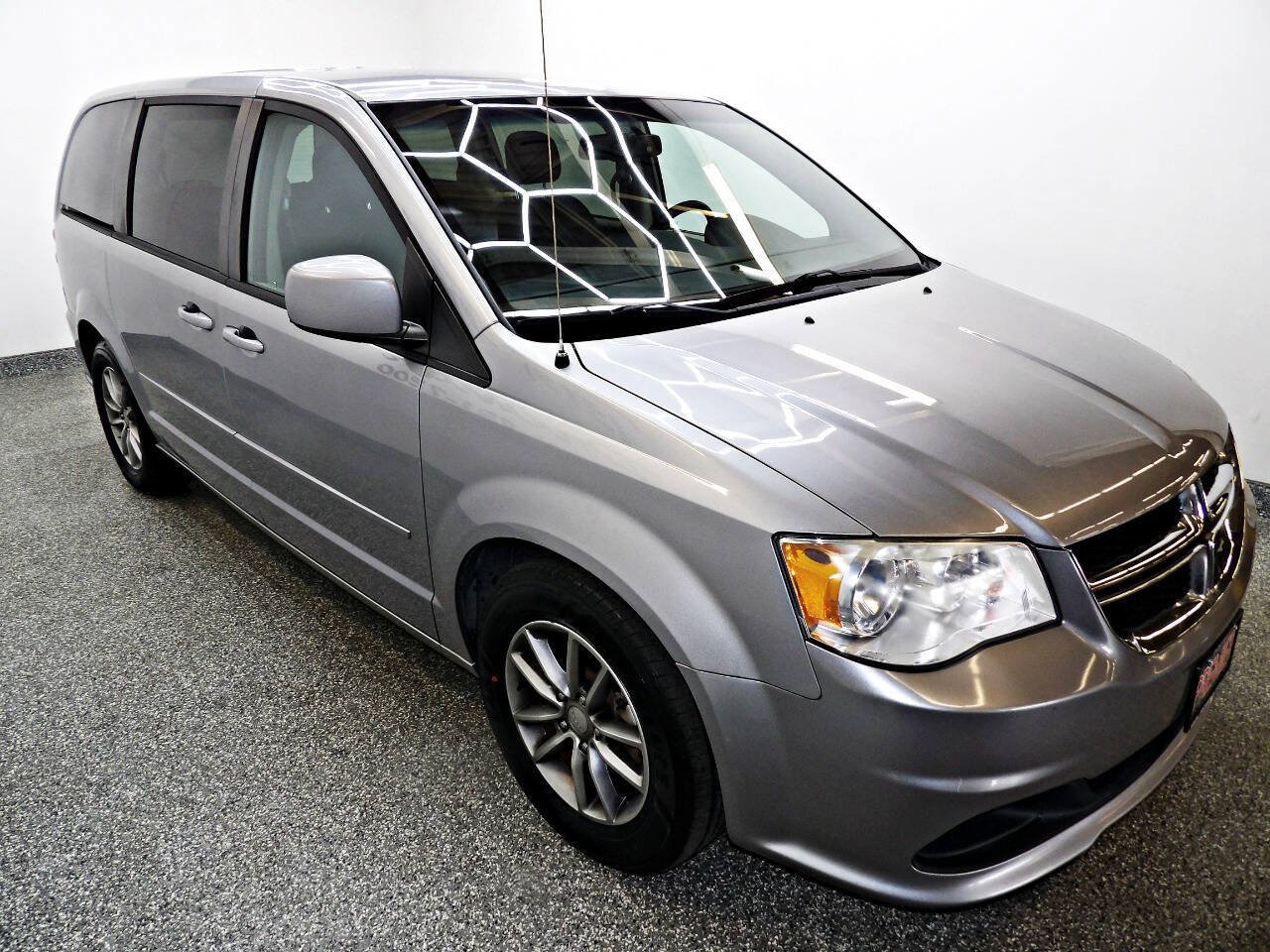 Used 2016 Dodge Grand Caravan SE FWD image 3