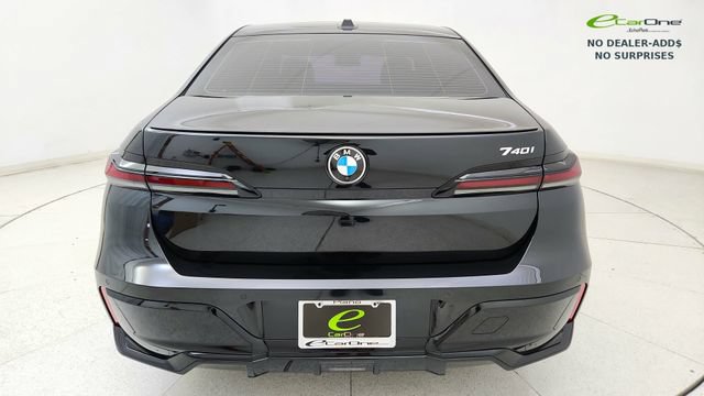 Used 2023 BMW 740i w/ Parking Assistance Package RWD image 5