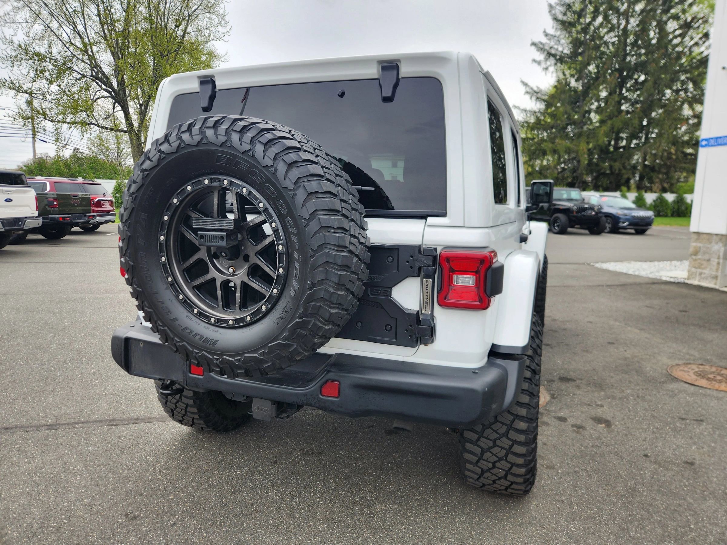 Used 2018 Jeep Wrangler Unlimited Sahara w/ Dual Top Group AWD/4WD image 15