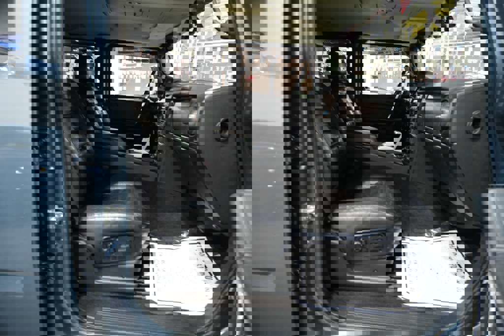 Used 2005 HUMMER H2 w/ Preferred Equipment Group image 31