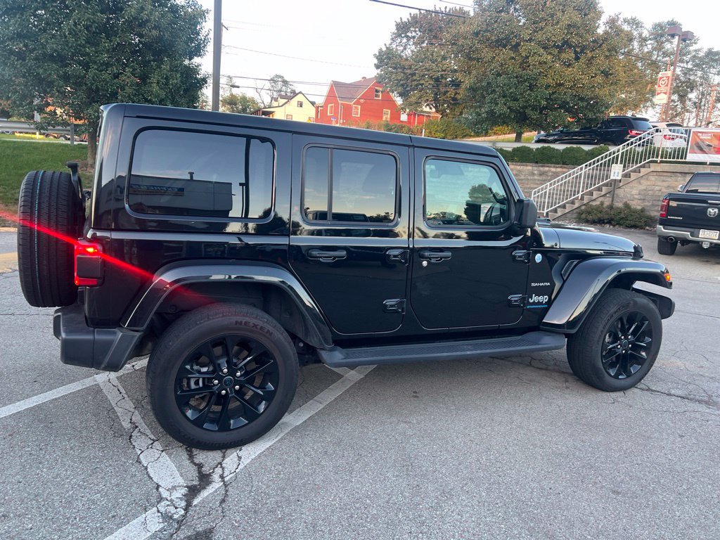 Used 2024 Jeep Wrangler Unlimited Sahara w/ Technology Group AWD/4WD image 2