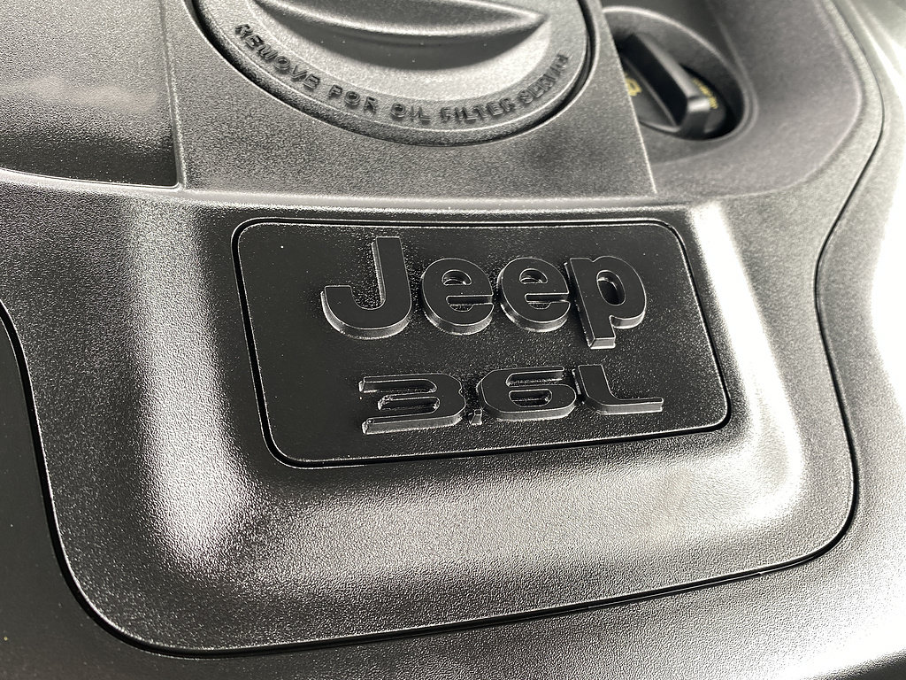 Used 2021 Jeep Grand Cherokee L Overland w/ Luxury Tech Group IV AWD/4WD image 28