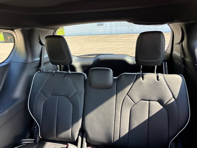 New 2027 Chrysler Pacifica Limited w/ Family Tech Group AWD/4WD image 9