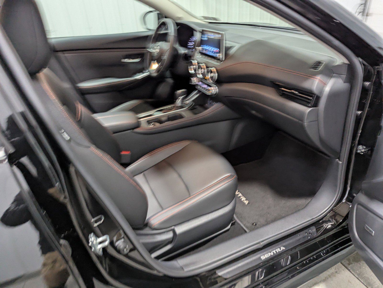 Used 2025 Nissan Sentra SR w/ SR Premium Package image 29