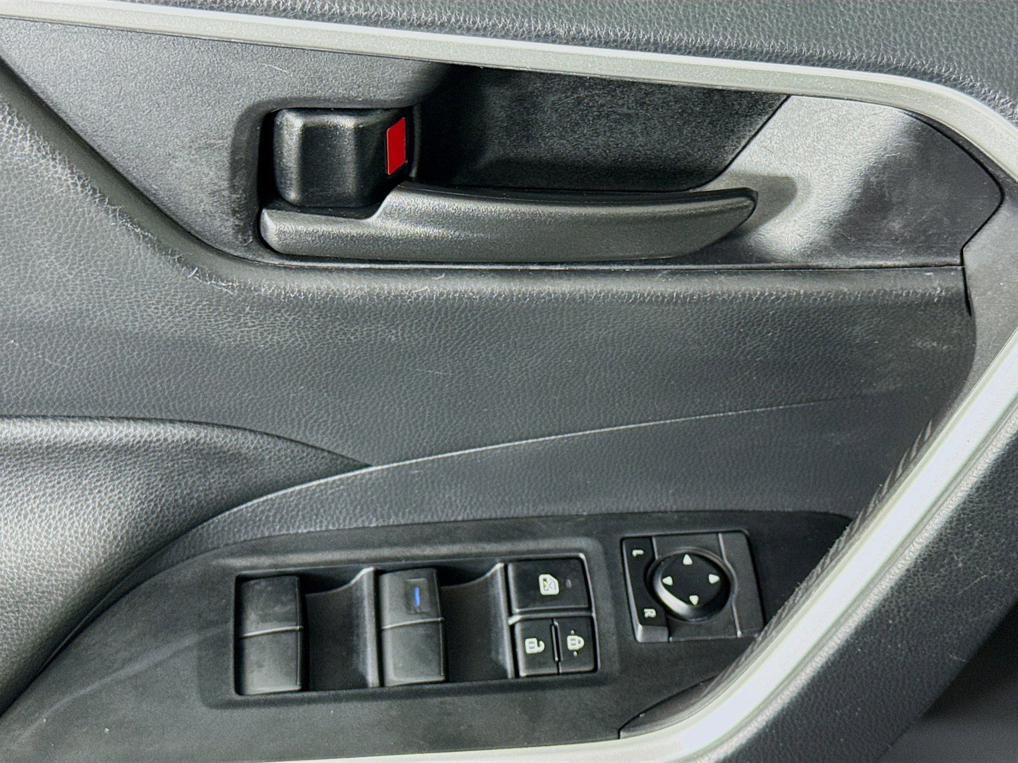 Used 2019 Toyota RAV4 LE FWD image 22