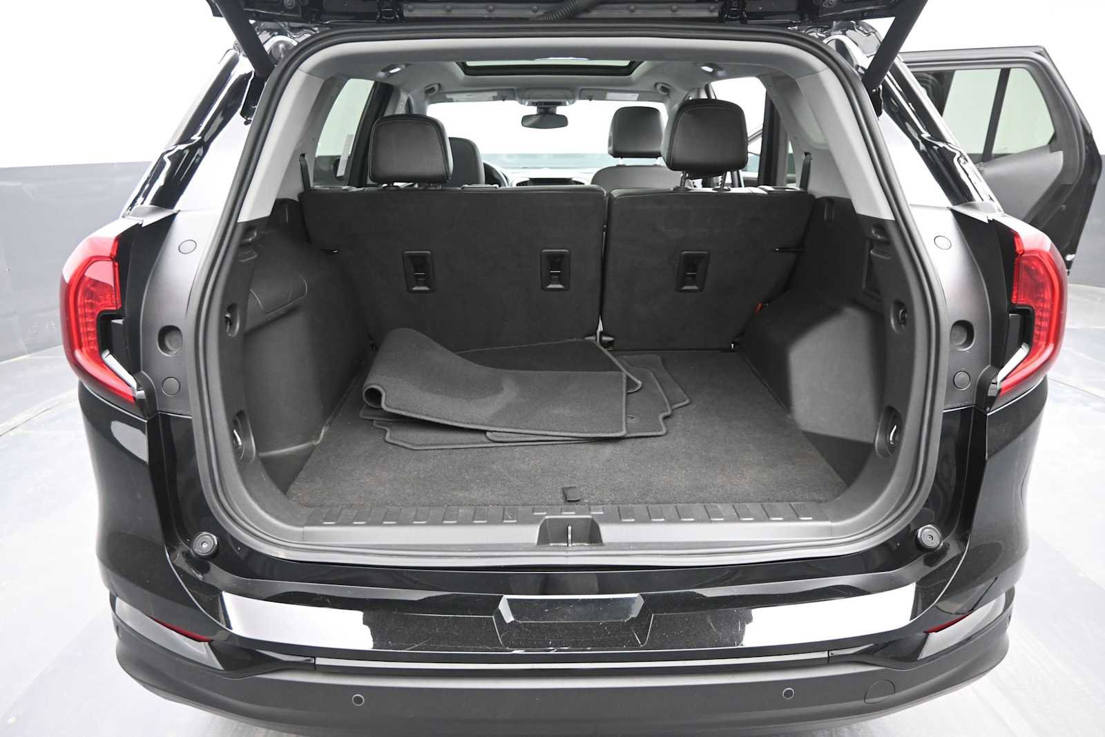 Used 2024 GMC Terrain SLT w/ Tech Package AWD/4WD image 13