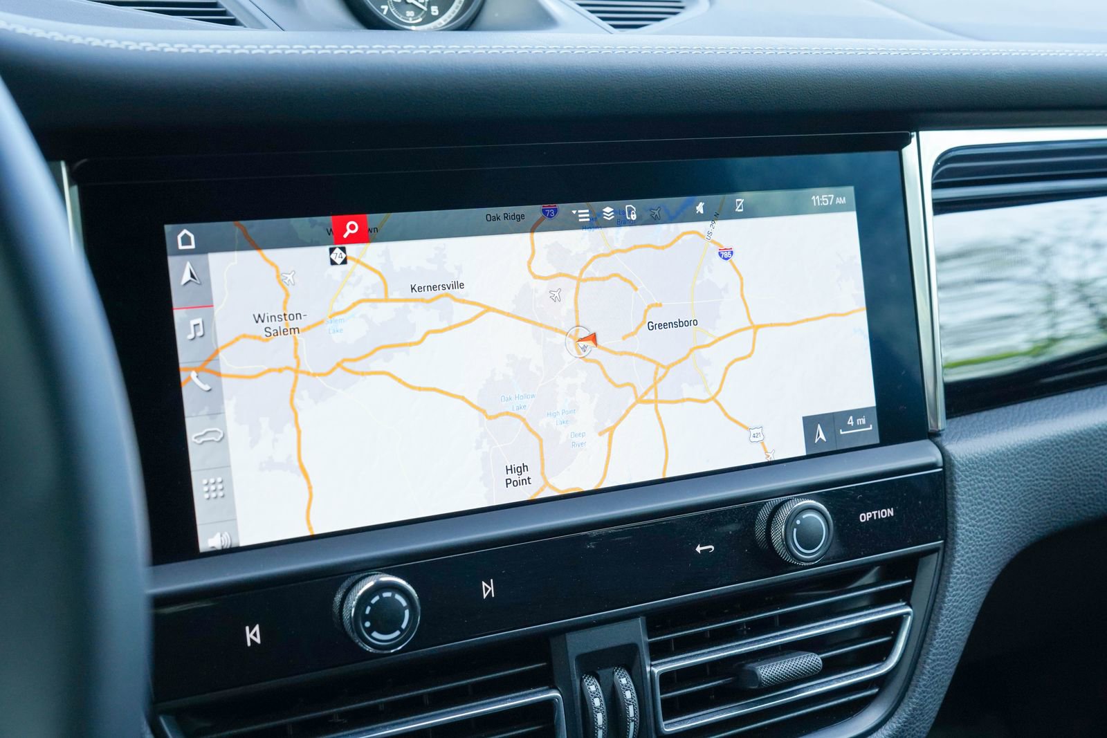 Certified 2025 Porsche Macan image 28