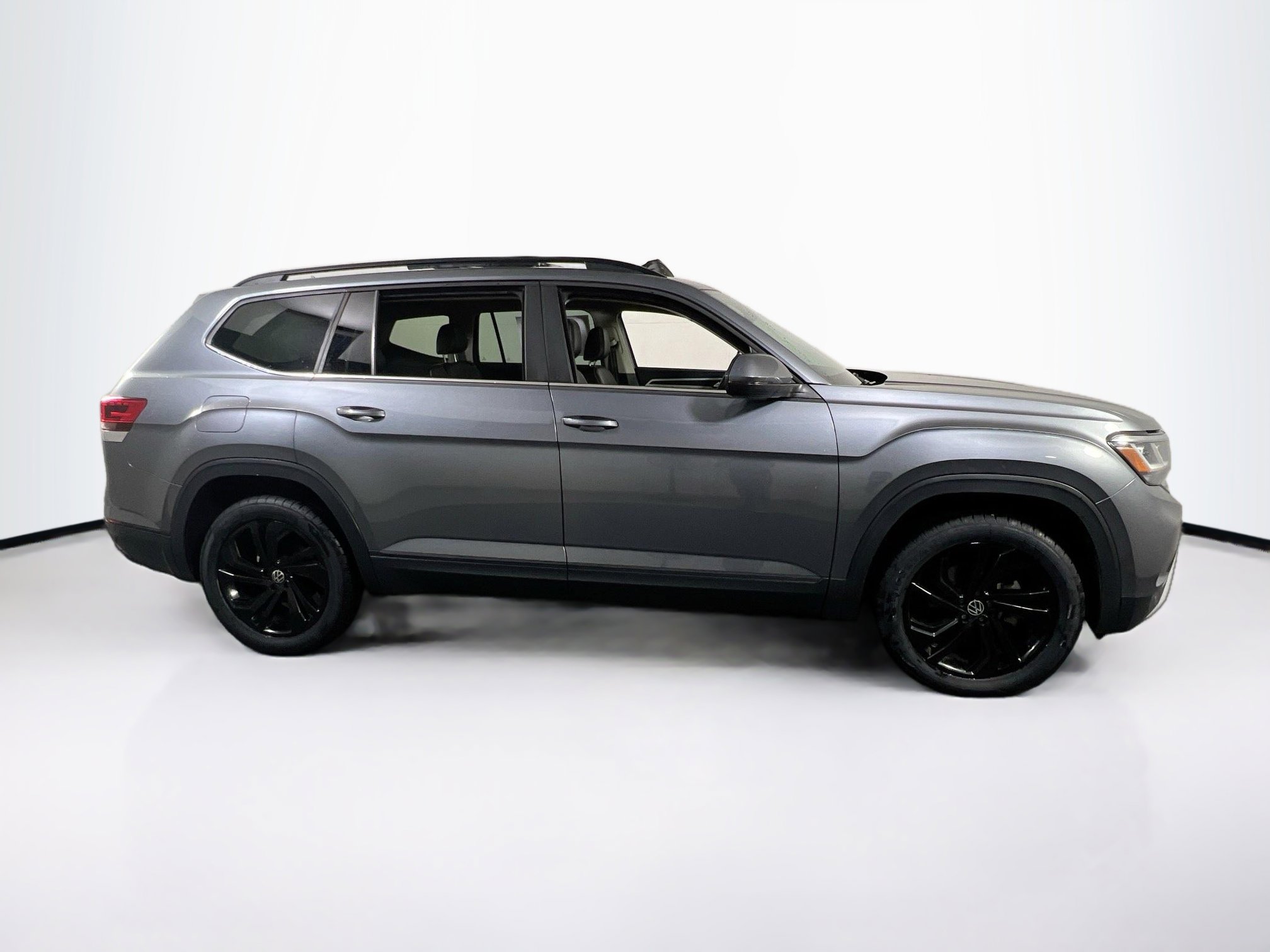 Used 2022 Volkswagen Atlas SE image 4