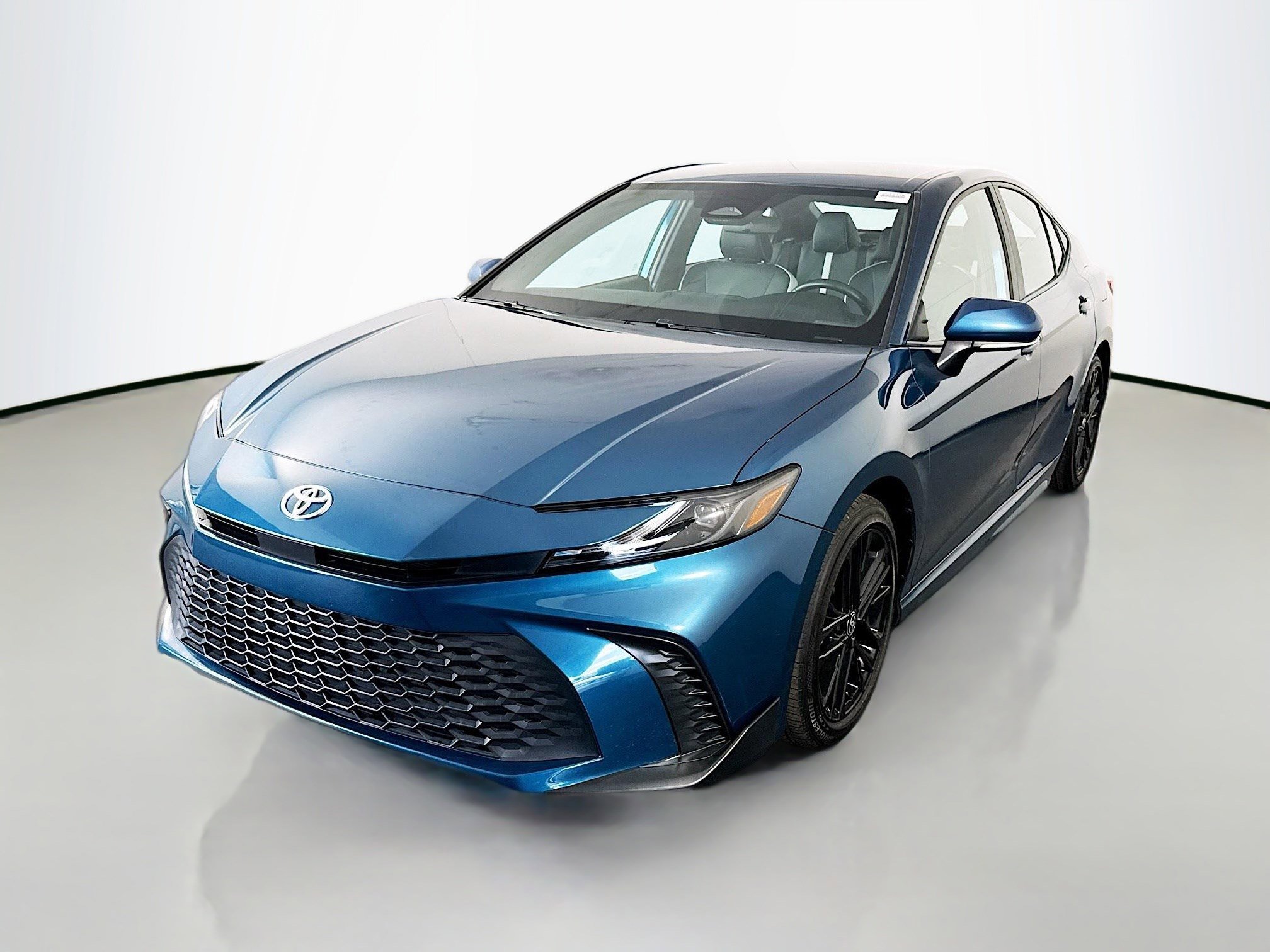 Used 2025 Toyota Camry SE FWD image 4