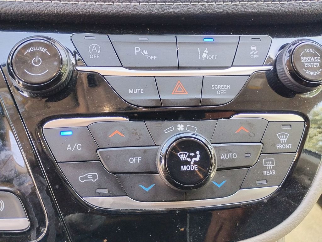 Used 2023 Chrysler Pacifica Limited FWD image 17