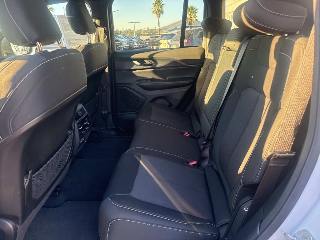 Certified 2024 Jeep Grand Cherokee Laredo w/ Luxury Tech Group I image 15