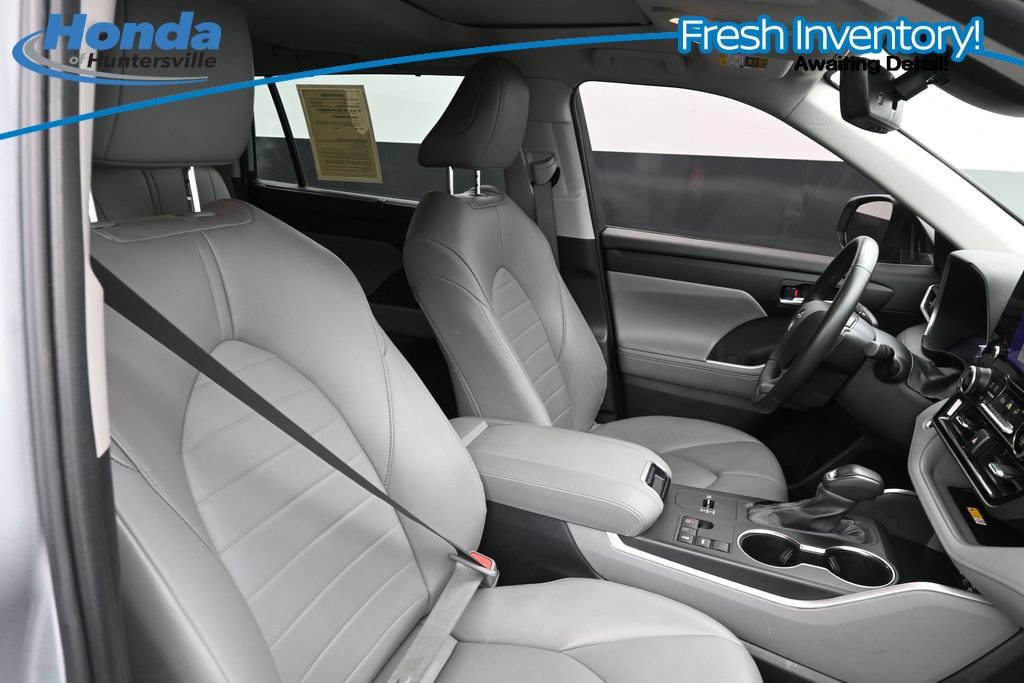 Used 2024 Toyota Highlander XLE FWD image 12