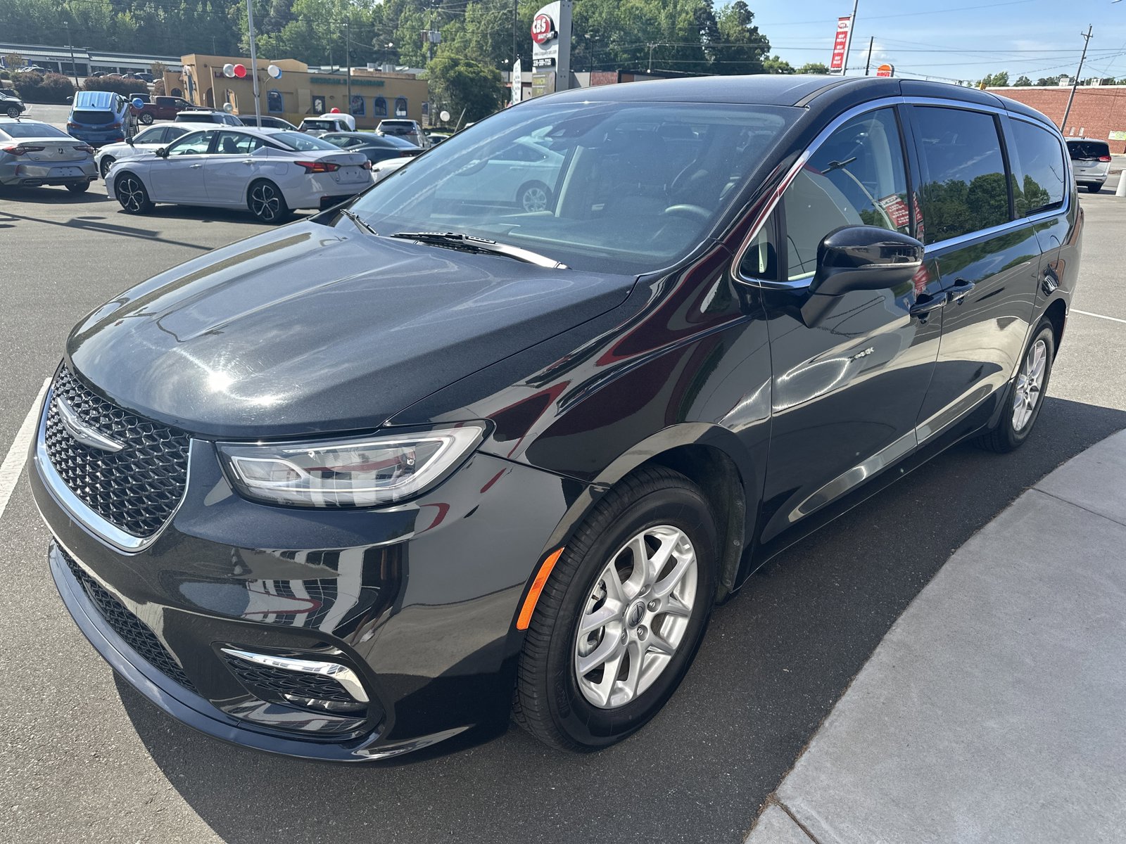 Used 2023 Chrysler Pacifica Touring-L FWD image 4