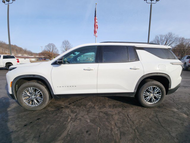 Used 2024 Chevrolet Traverse LT image 2