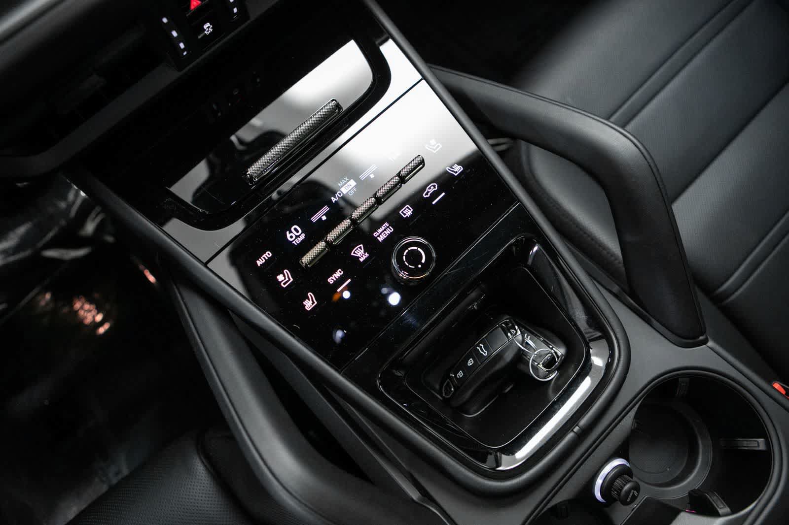Certified 2025 Porsche Cayenne Turbo AWD/4WD image 27