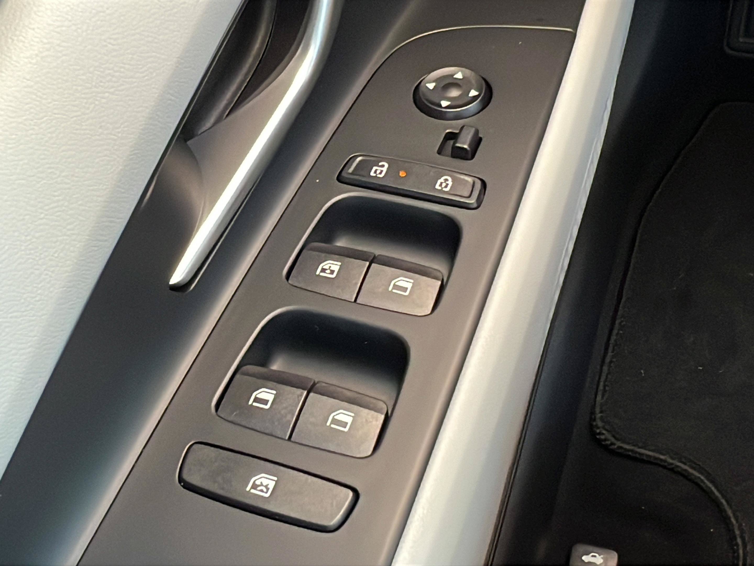 Certified 2025 Hyundai Elantra Limited FWD image 19