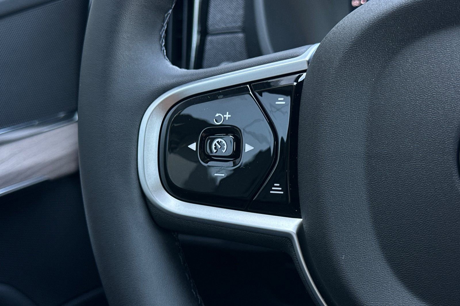 Certified 2025 Volvo XC90 B6 Core w/ Protection Package Premier image 28