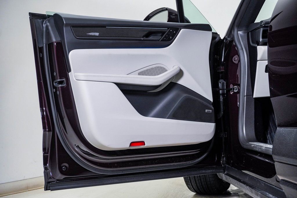 New 2025 Porsche Macan 4 Electric image 25