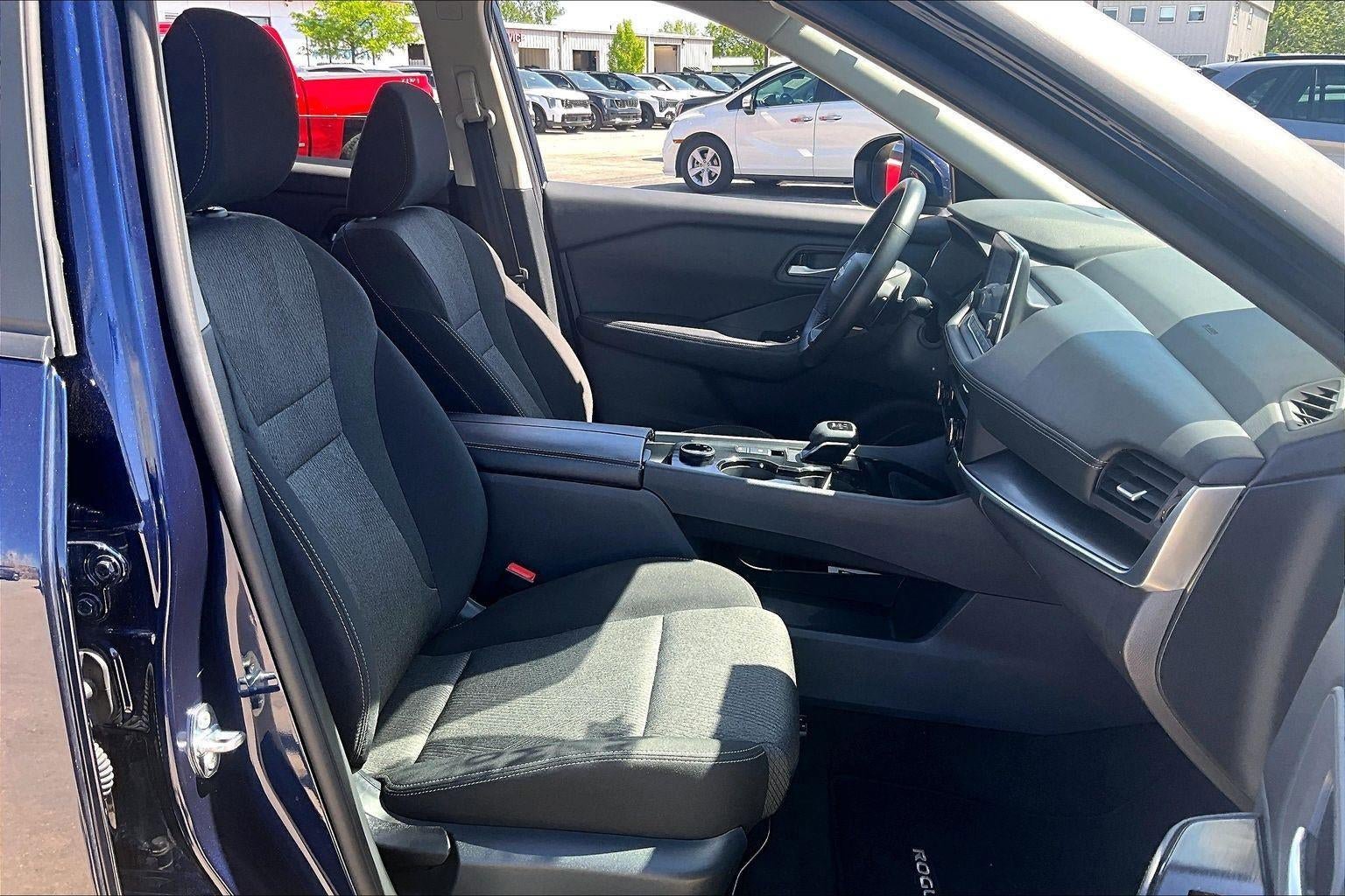 Used 2025 Nissan Rogue SV AWD/4WD image 29