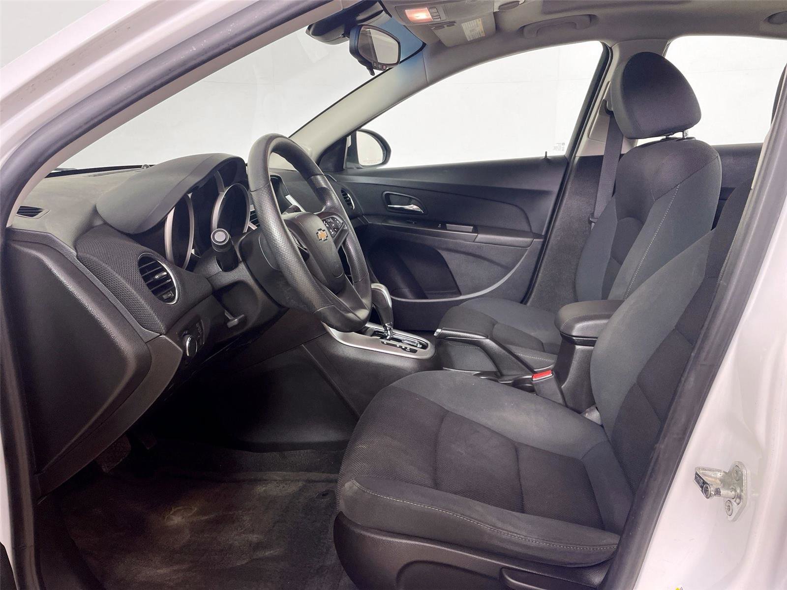 Used 2016 Chevrolet Cruze LT w/ Sun And Sound Package FWD image 5