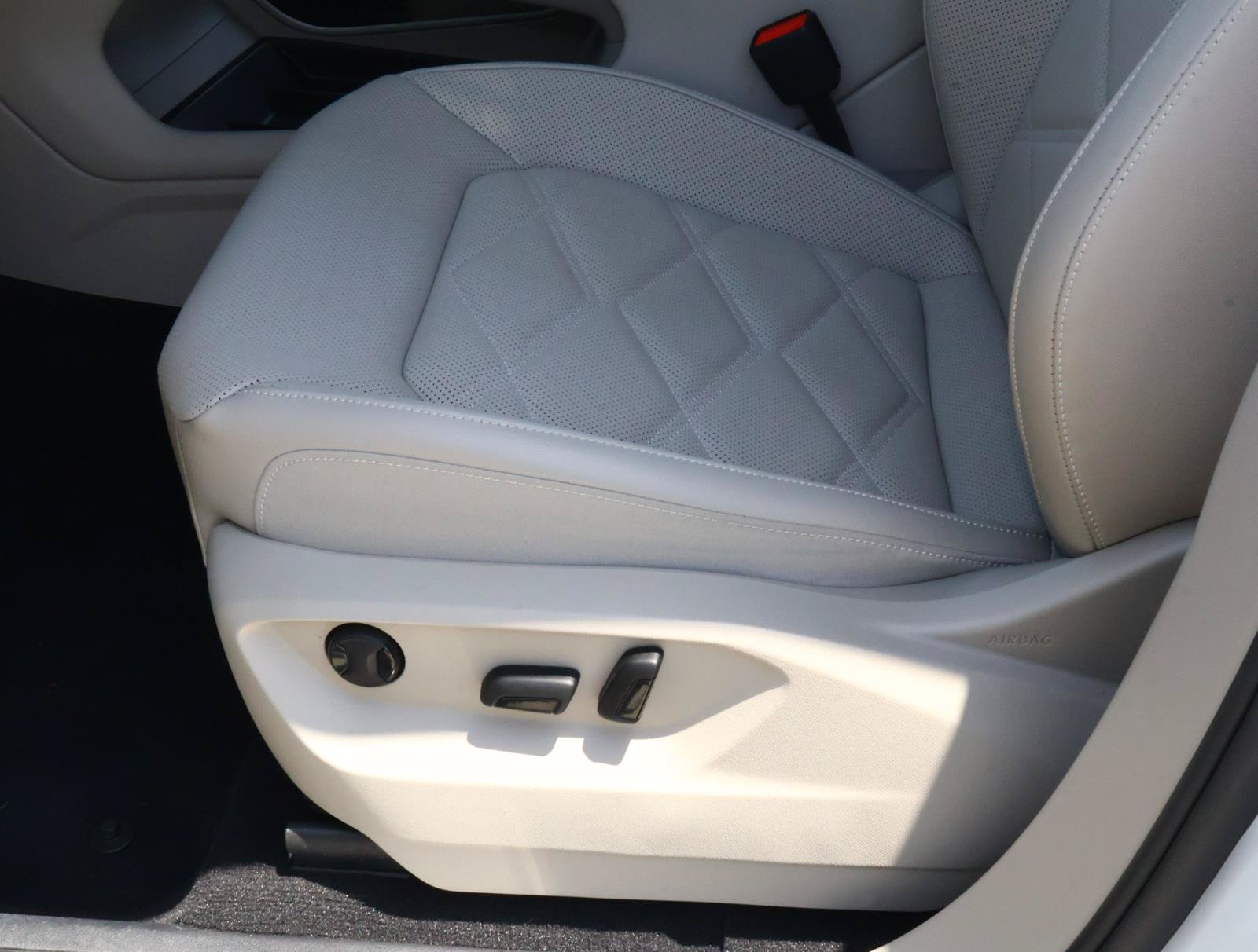 Used 2025 Volkswagen Atlas SE FWD image 14