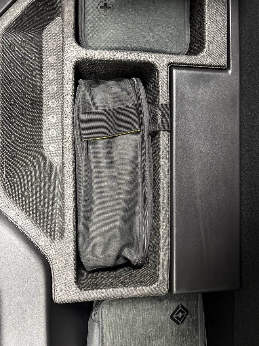 Used 2025 Rivian R1S Premium image 34