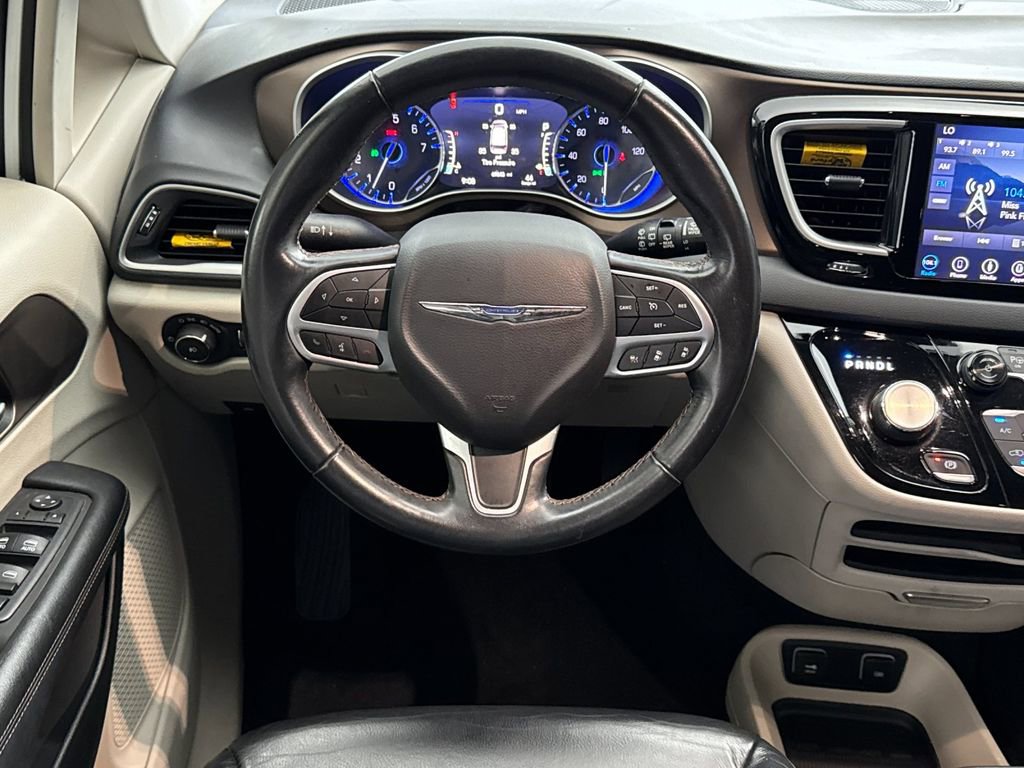 Used 2023 Chrysler Pacifica Touring-L image 13